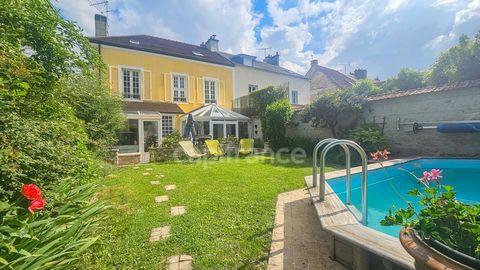 Dpt Essonne (91), à vendre ETAMPES, belle maison de maître de 9 pièces avec piscine et garage double, 210 mt2, 6 chambres